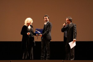 Enrica Antonioni premia Pippo Mezzapesa
